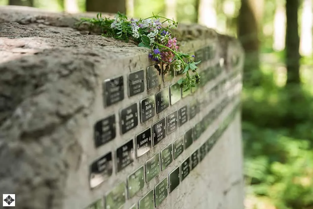 Namenstafeln am Gedenkstein