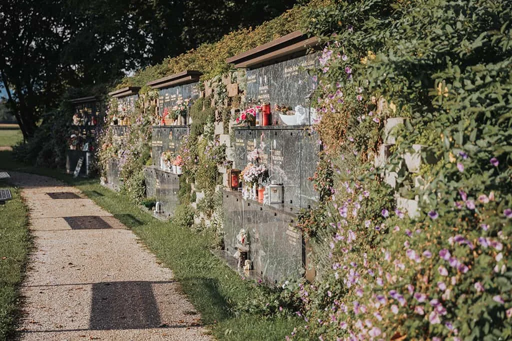 Urnenwand, Friedhof