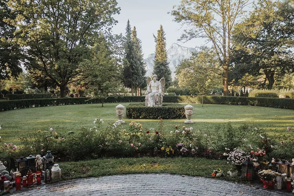 Engelsstatue im Friedhof