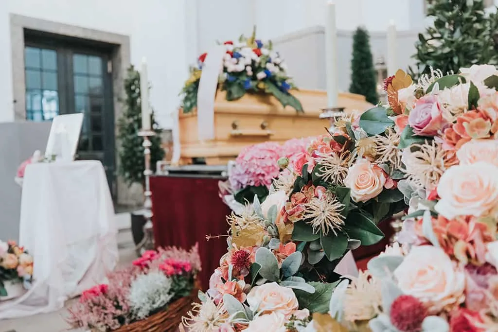 Sarg mit Blumenschmuck